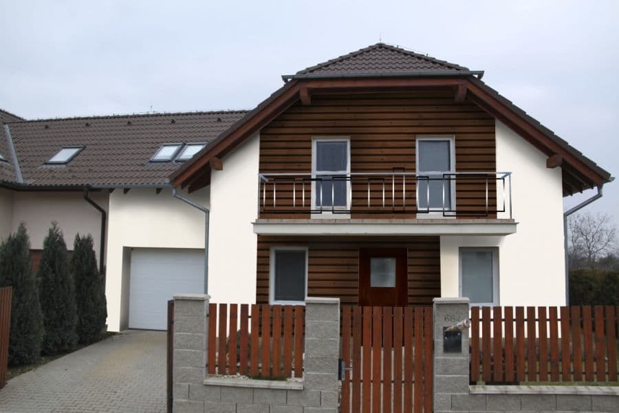 Návrh fasády s dřevěným obkladem