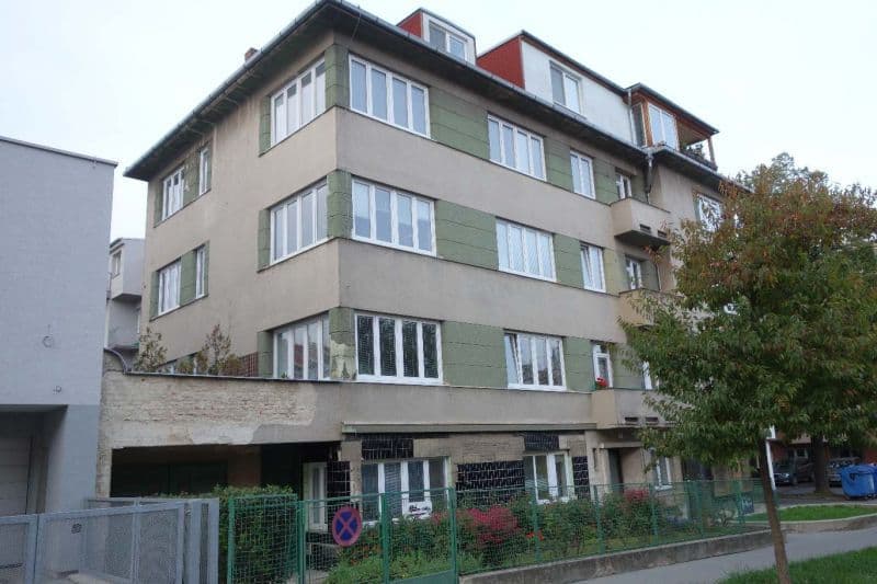 Bytový dům před návrhem fasády - boční pohled