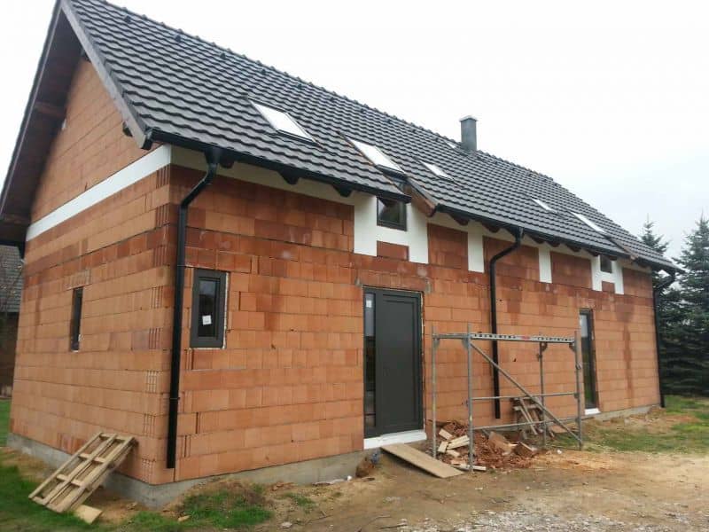 Rodinný dům před návrhem fasády - přední pohled