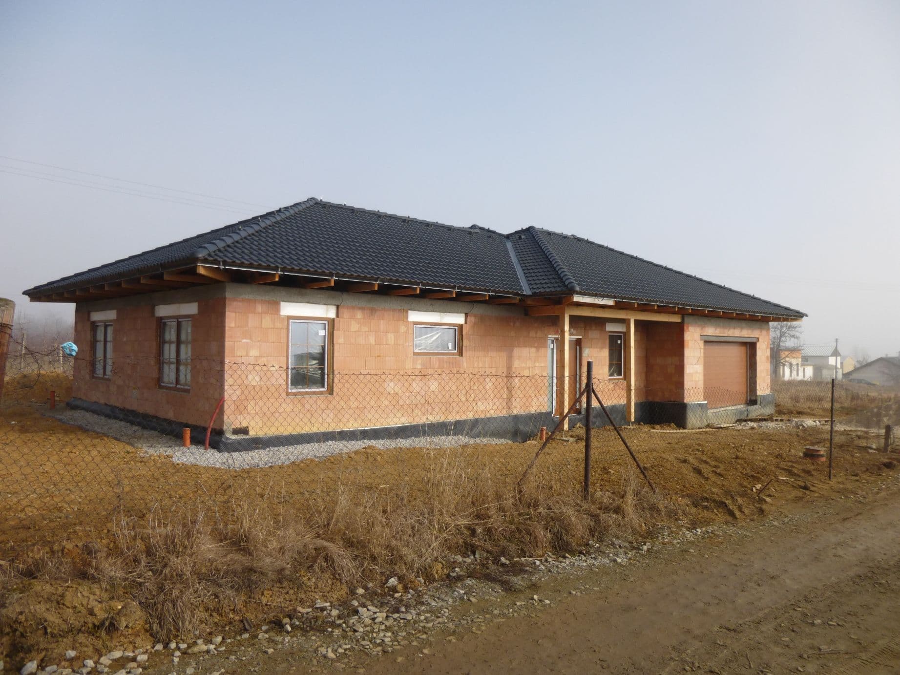 Rodinný dům před návrhem fasády - boční pohled