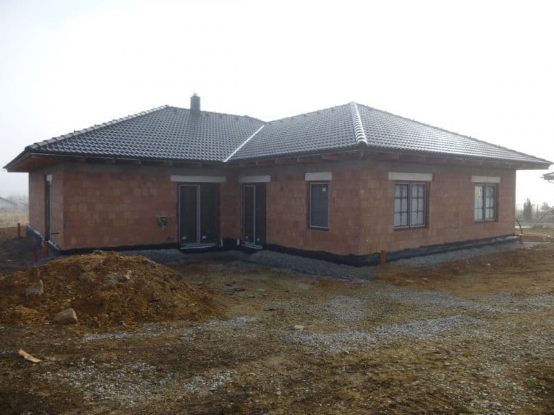 Rodinný dům před návrhem fasády - přední pohled