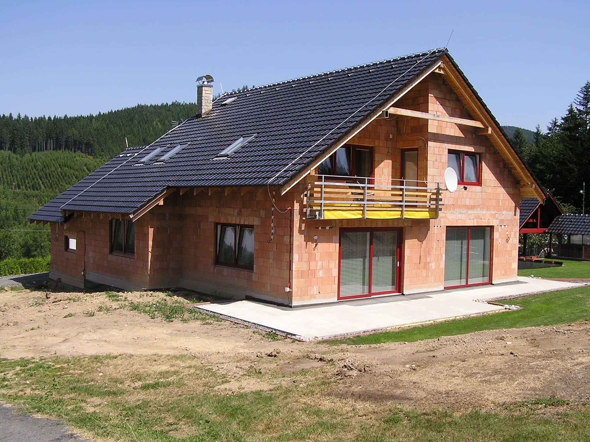 Rodinný dům před návrhem fasády - přední pohled