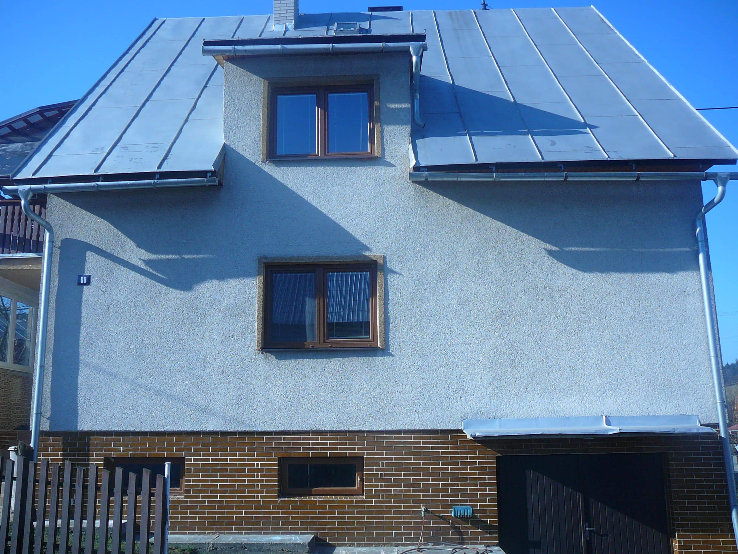 Rodinný dům před návrhem fasády - přední pohled