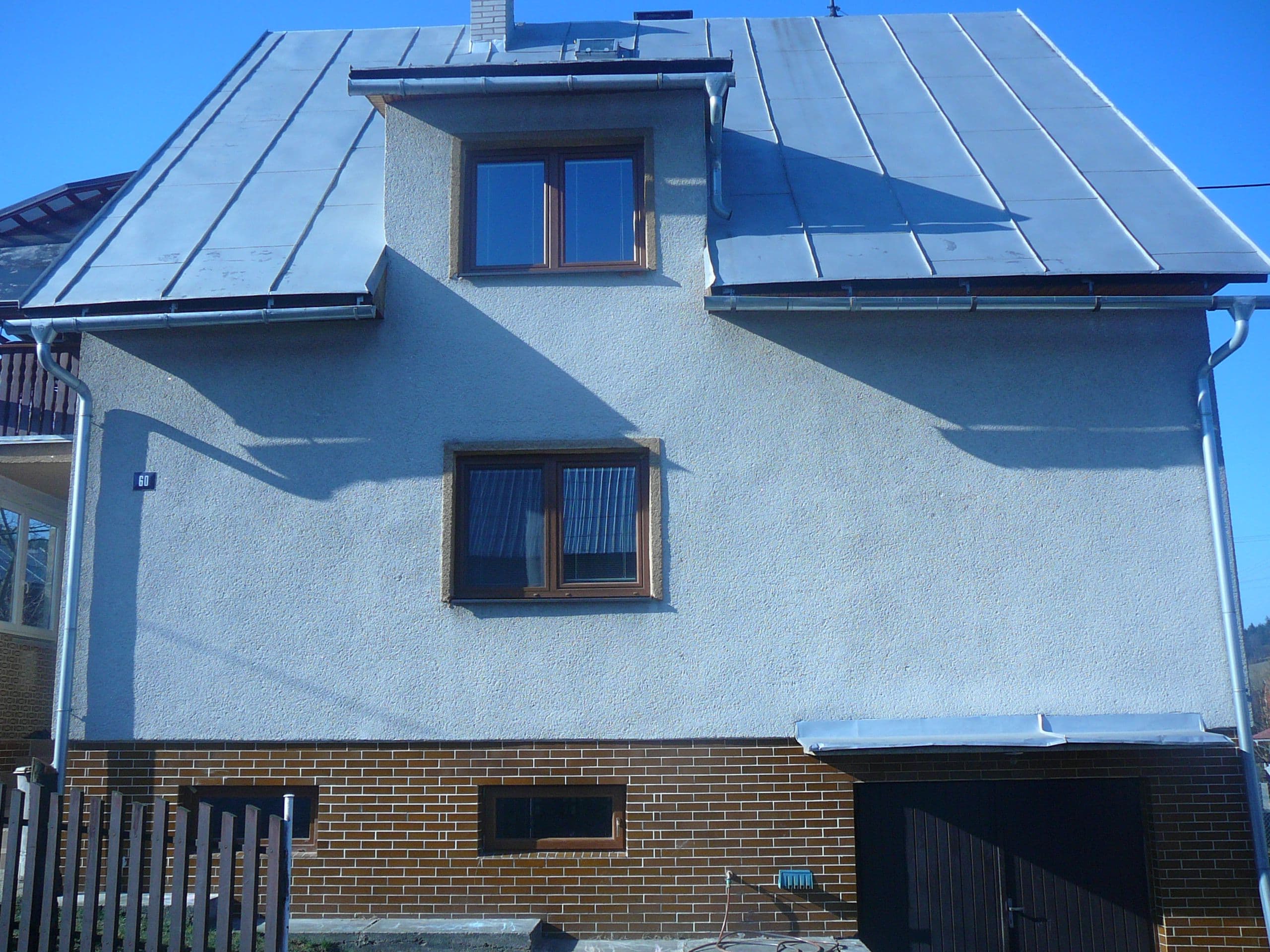 Rodinný dům před návrhem fasády - přední pohled