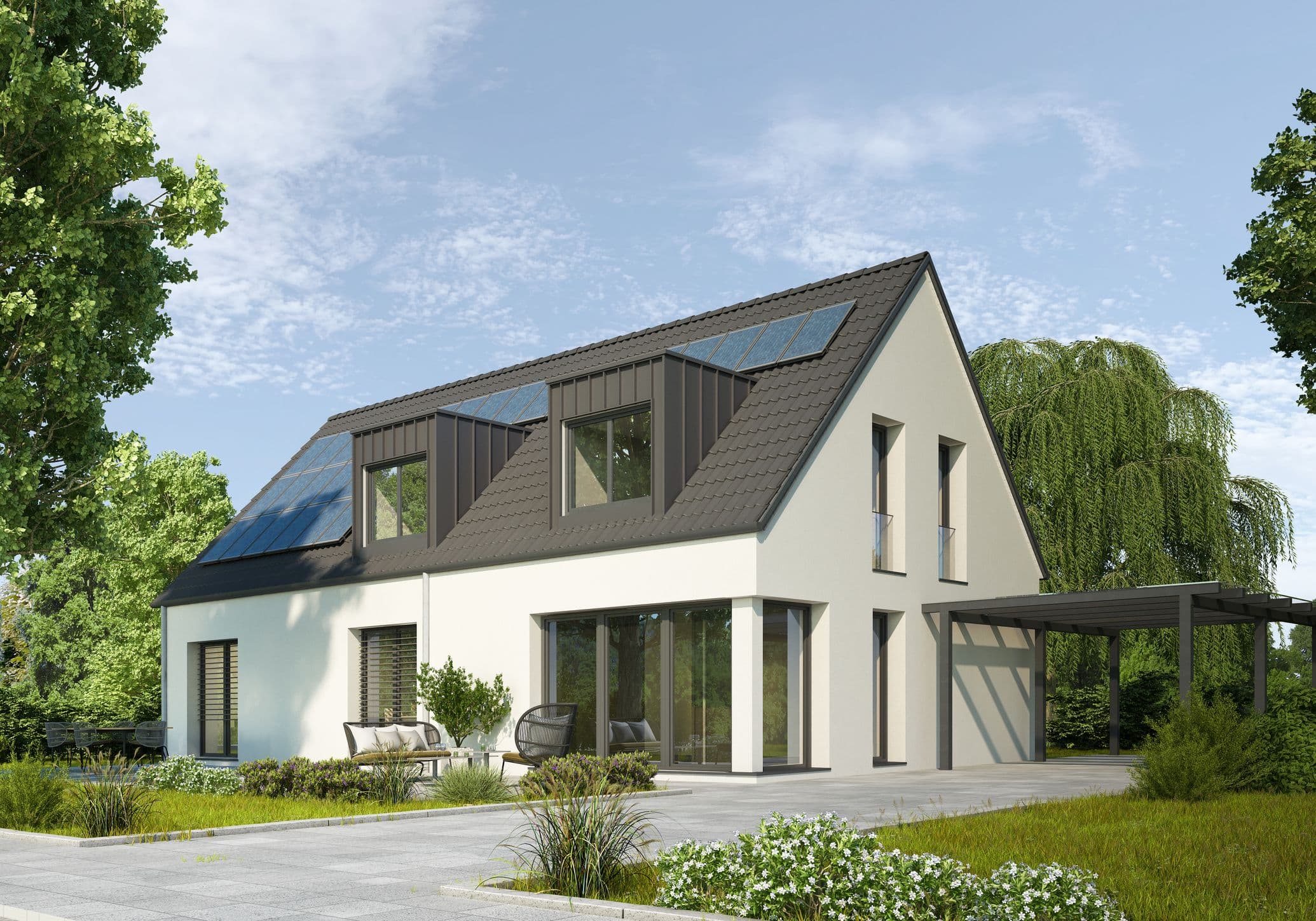 Moderní rodinný dům se solárními panely, pergolou a bílou fasádou, obklopený zelení.