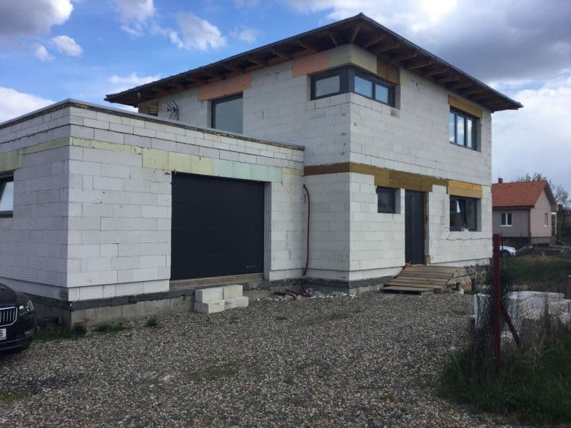 Rodinný dům před návrhem fasády - přední pohled