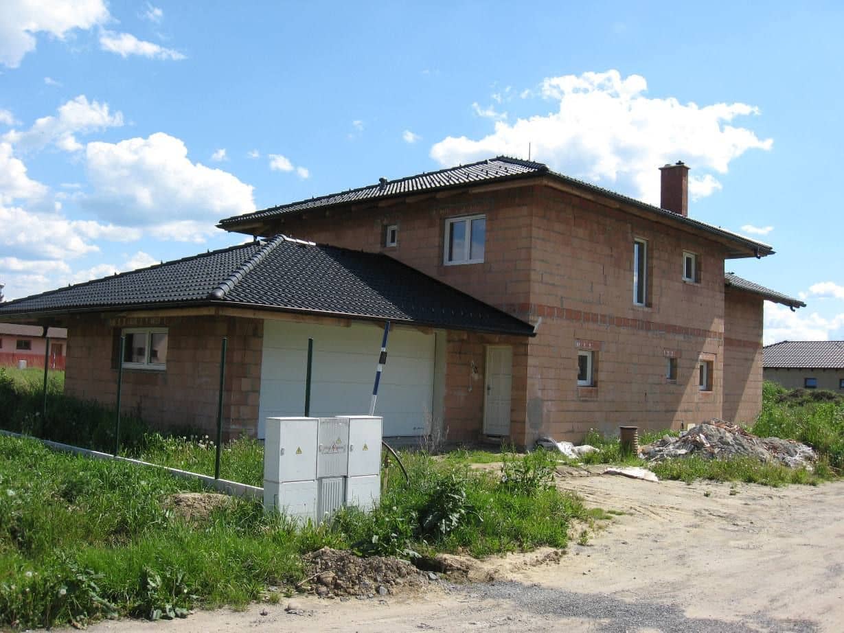 Rodinný dům před návrhem fasády - přední pohled